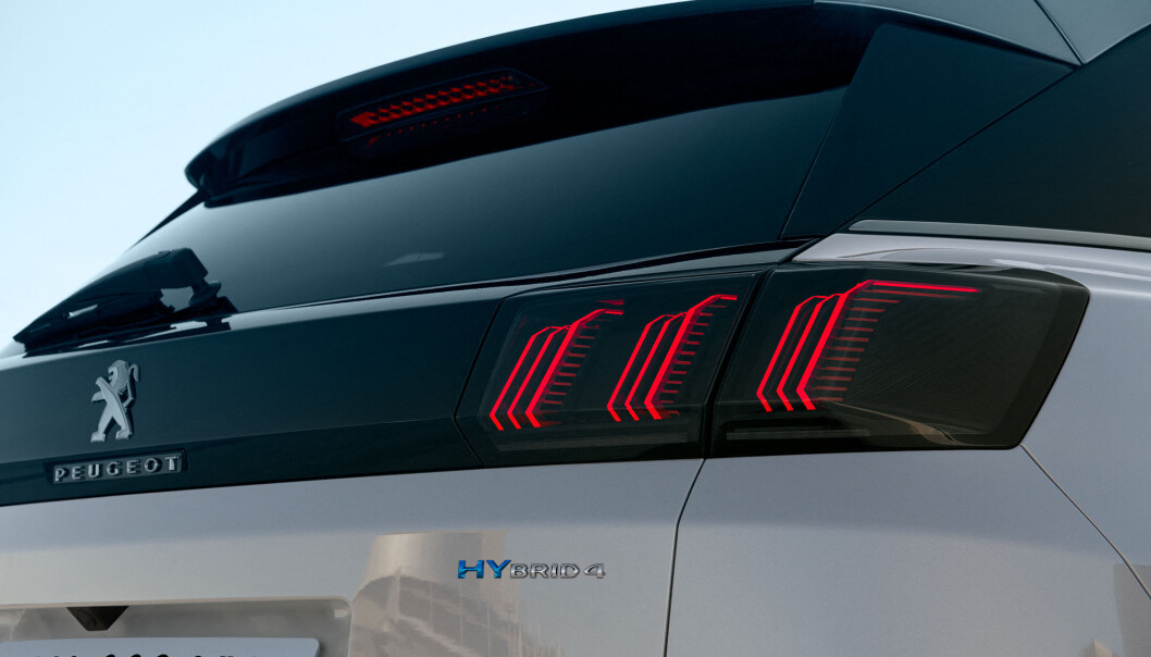 <b>SKARPERE:</b> Klørne i baklyset er blitt tynnere og skarpere. Hybrid 4 står for firehjulsdrift og elektrisk drift i over 50 kilometer. <b>SKARPERE:</b> Klørne i baklyset er blitt tynnere og skarpere. Hybrid 4 står for firehjulsdrift og elektrisk drift i over 50 kilometer.