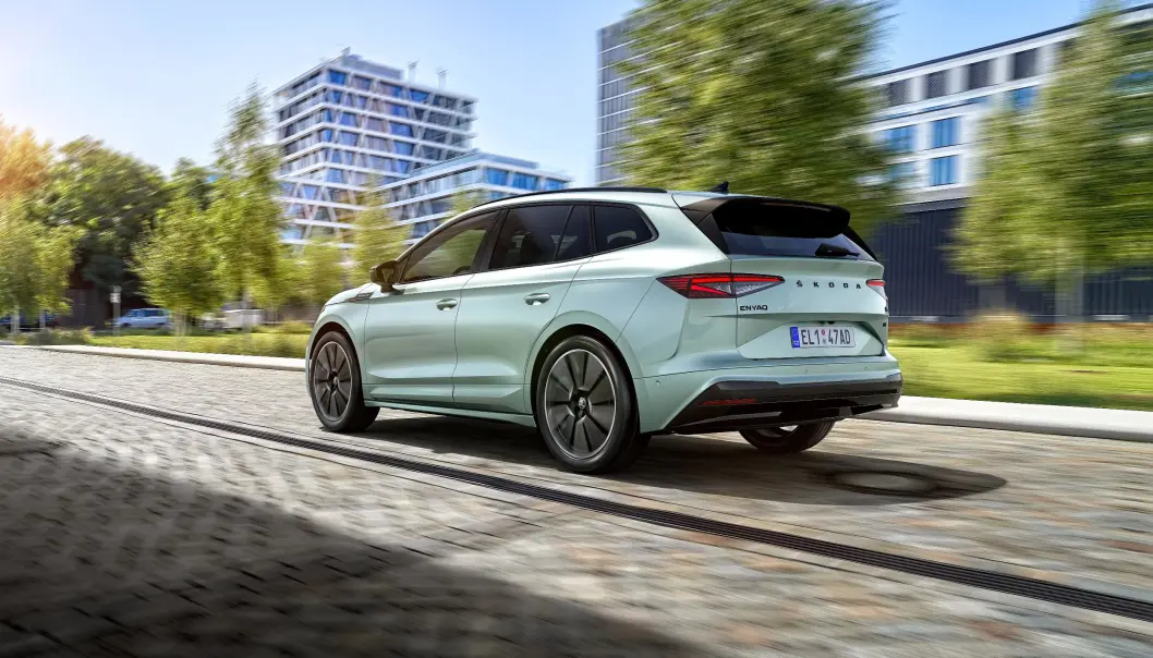 <b>MERKETYPISK: </b>Bakfra kjenner vi igjen lyktebåndene fra øvrige Skoda-modeller. <b>MERKETYPISK: </b>Bakfra kjenner vi igjen lyktebåndene fra øvrige Skoda-modeller.