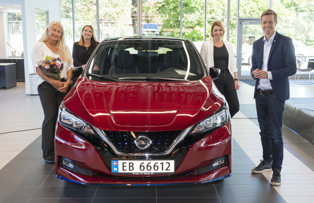 LEAF NUMMER 500.000: Kunden med sin nye bil og representantene for Nissan, elbilforeningen og regjeringen. LEAF NUMMER 500.000: Kunden med sin nye bil og representantene for Nissan, elbilforeningen og regjeringen.