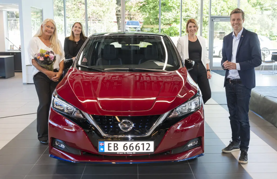 LEAF NUMMER 500.000: Kunden med sin nye bil og representantene for Nissan, elbilforeningen og regjeringen. LEAF NUMMER 500.000: Kunden med sin nye bil og representantene for Nissan, elbilforeningen og regjeringen.