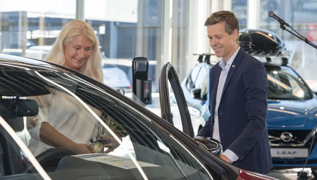 <b>INNVIELSE: </b>Samferdselsministeren åpnet døren for kunde Maria Jansen. <b>INNVIELSE: </b>Samferdselsministeren åpnet døren for kunde Maria Jansen.