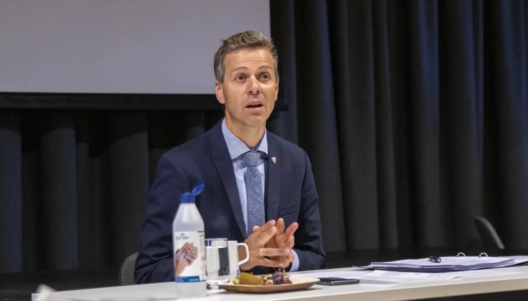 VENTER: Samferdselsminister Knut Arild Hareide (KrF) sier det er for tidlig å fjerne kravet om helseattest for eldre sjåfører. VENTER: Samferdselsminister Knut Arild Hareide (KrF) sier det er for tidlig å fjerne kravet om helseattest for eldre sjåfører.