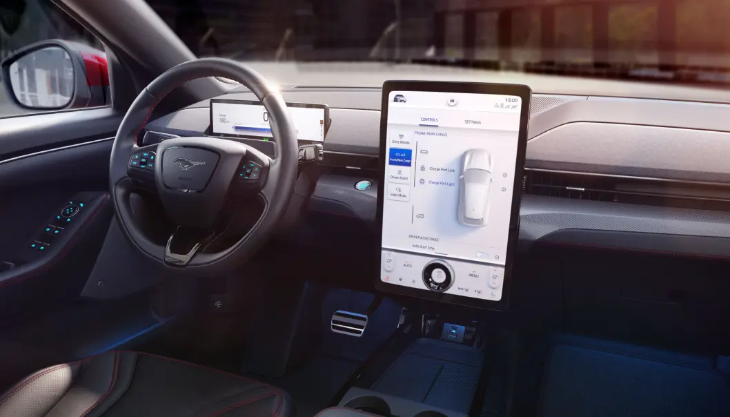 FORD MUSTANG: Skjerm i høydeformat på hele 15,5 tommer. Bak rattet enda en på 10,5 tommer. FORD MUSTANG: Skjerm i høydeformat på hele 15,5 tommer. Bak rattet enda en på 10,5 tommer.