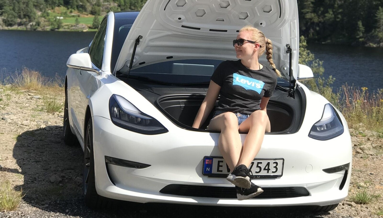 <b>FRA NATT TIL DAG:</b> Ida Moen i frunken på sin Model 3. <b>FRA NATT TIL DAG:</b> Ida Moen i frunken på sin Model 3.