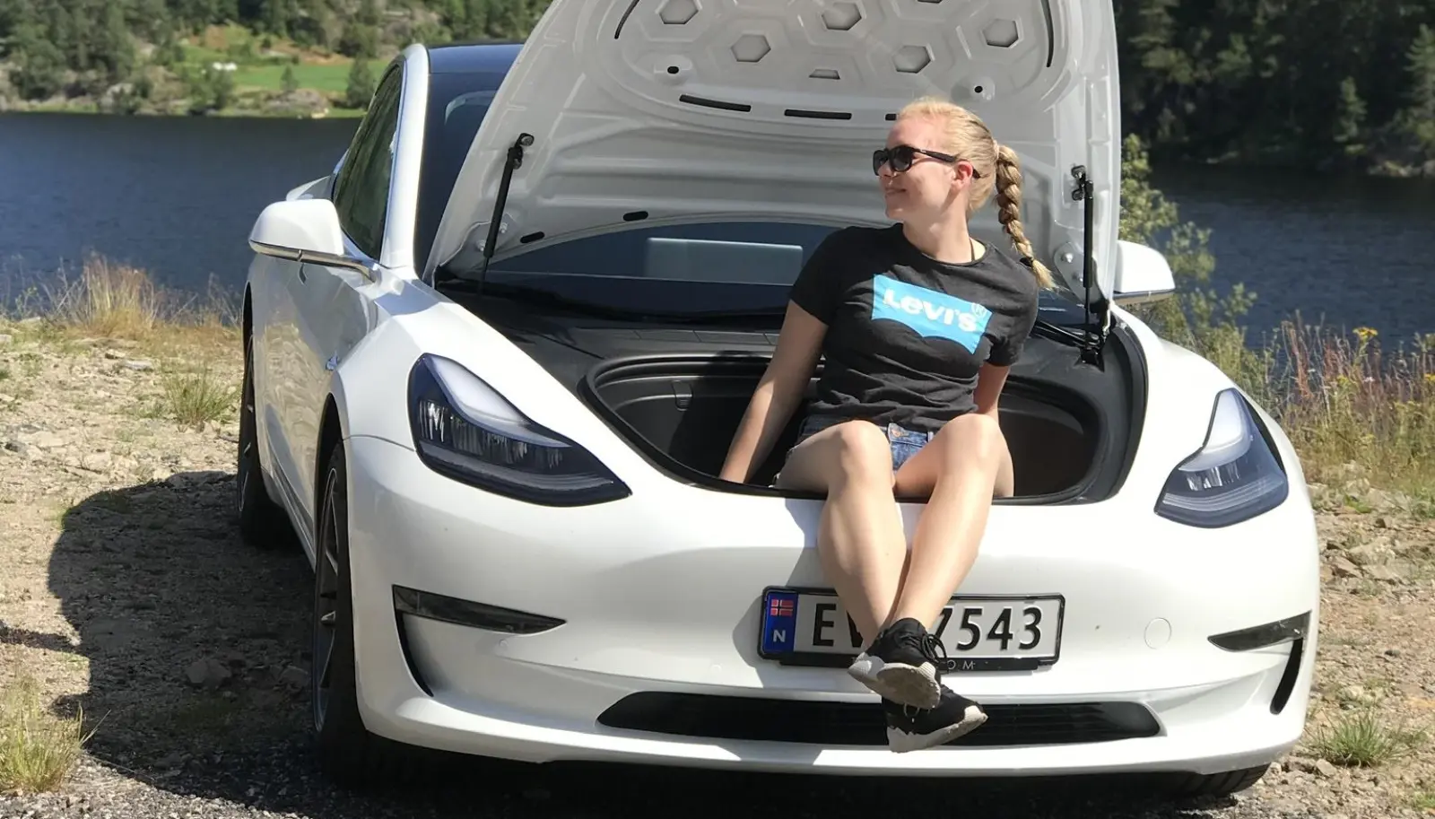 <b>FRA NATT TIL DAG:</b> Ida Moen i frunken på sin Model 3. <b>FRA NATT TIL DAG:</b> Ida Moen i frunken på sin Model 3.