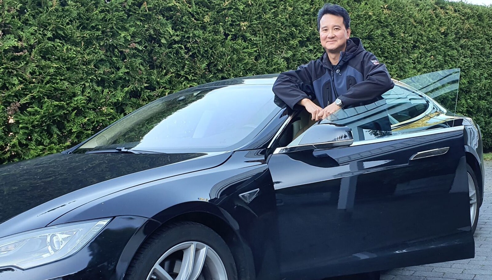 <b>EN FET BIL:</b> Ikke alle velger Tesla for å redde verden, tror Khai Nguyen. Men for hans egen del var utslippsfritt avgjørende. <b>EN FET BIL:</b> Ikke alle velger Tesla for å redde verden, tror Khai Nguyen. Men for hans egen del var utslippsfritt avgjørende.
