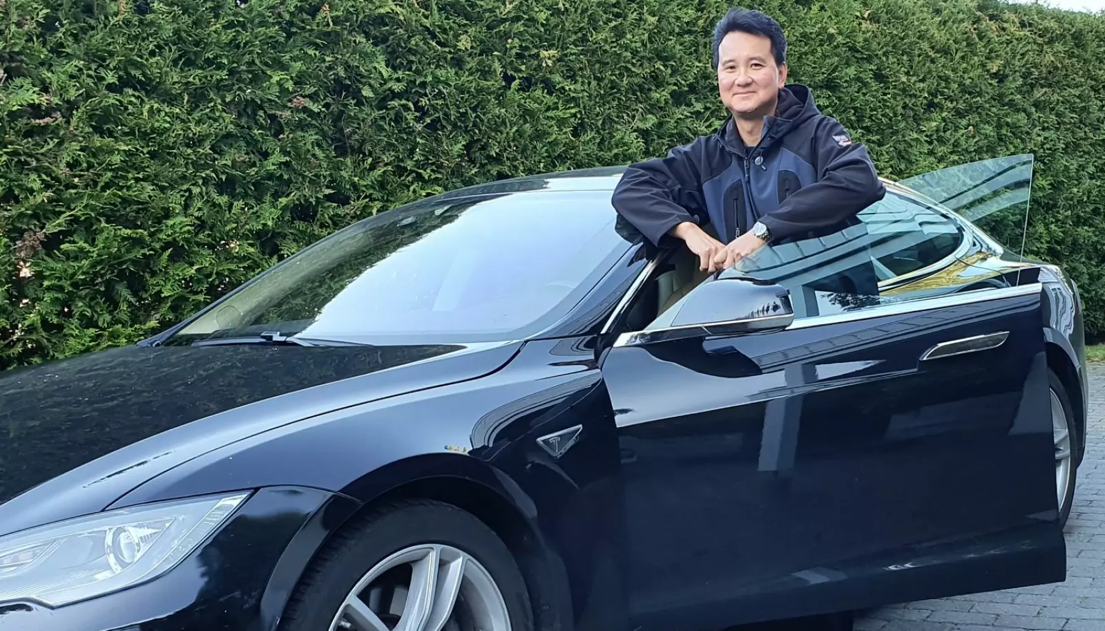 <b>EN FET BIL:</b> Ikke alle velger Tesla for å redde verden, tror Khai Nguyen. Men for hans egen del var utslippsfritt avgjørende.