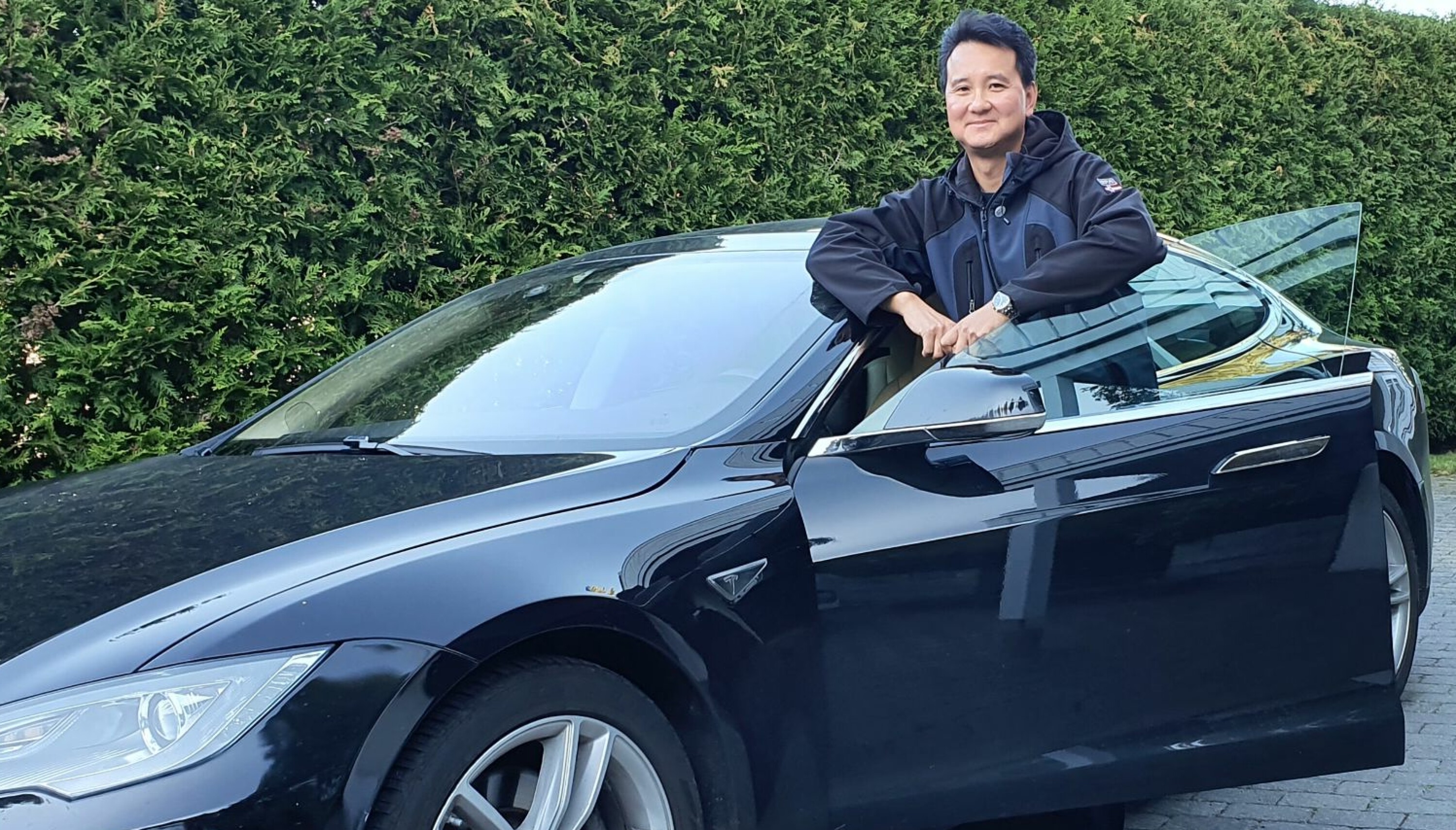 EN FET BIL: Ikke alle velger Tesla for å redde verden, tror Khai Nguyen. Men for hans egen del var utslippsfritt avgjørende.