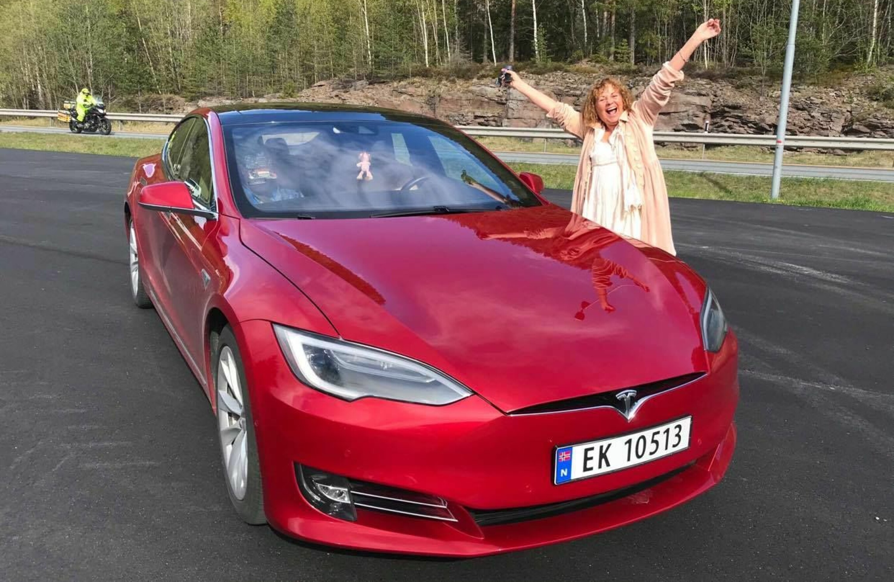 HYGGELIGE SVAR: I Facebook-gruppen Tesladamene blir alle spørsmål besvart på en god og hyggelig måte, lover Vigdis Margrethe Løver.