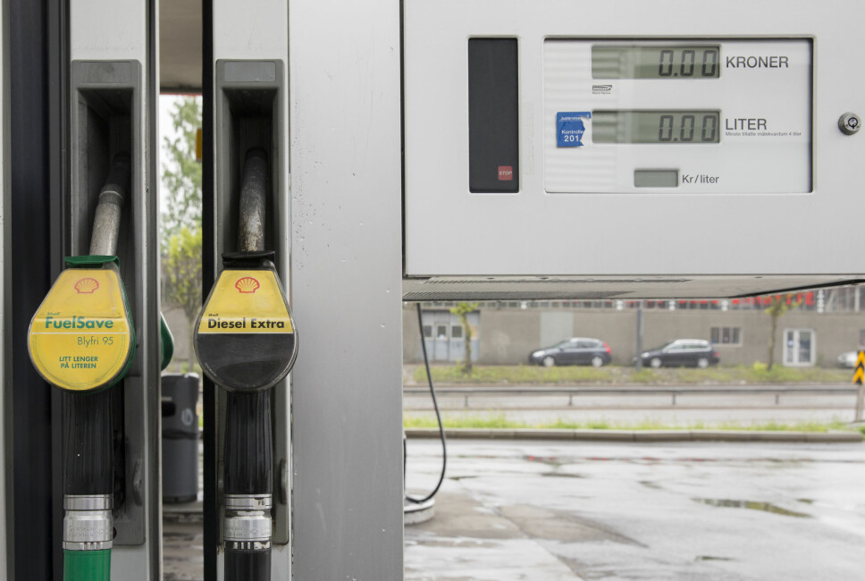 NEDGANG: Vi kjøpte mindre bensin, og en tanke mindre diesel, i forrige måned.