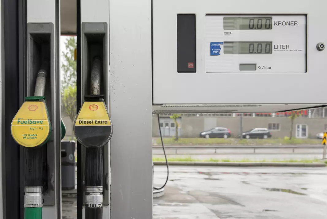 NEDGANG: Vi kjøpte mindre bensin, og en tanke mindre diesel, i forrige måned.