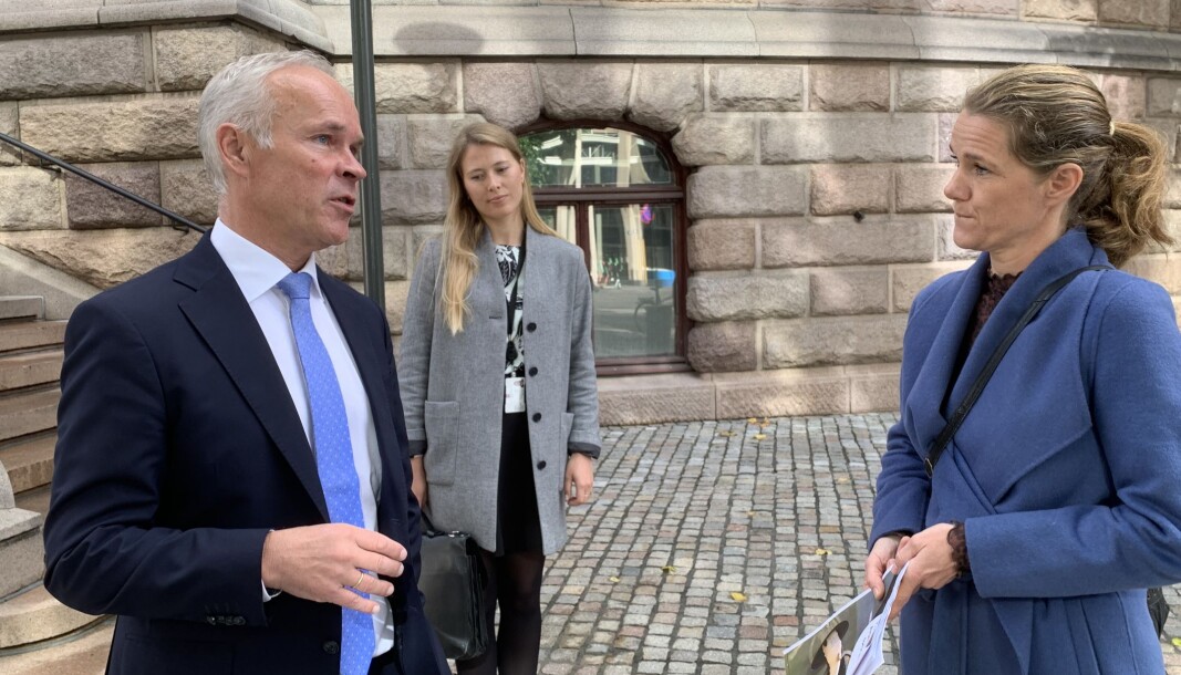 BILAVGIFTER: Finansminister Jan Tore Sanner i samtale med NAFs kommunikasjonssjef Camilla Ryste. BILAVGIFTER: Finansminister Jan Tore Sanner i samtale med NAFs kommunikasjonssjef Camilla Ryste.
