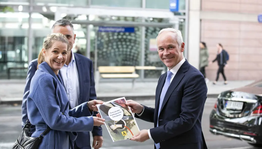 <b>OVERLEVERTE RAPPORT:</b> Jan Tore Sanner tar imot rapporten om fare for dyrere biler fra Camilla Ryste i NAF . <b>OVERLEVERTE RAPPORT:</b> Jan Tore Sanner tar imot rapporten om fare for dyrere biler fra Camilla Ryste i NAF .