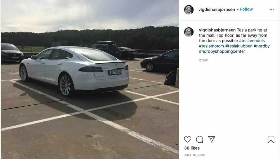 <b>UNNA FARE:</b> Vigdis er blant dem som gjerne parkerer Teslaen litt unna det mest trafikkerte området på kjøpesenteret.