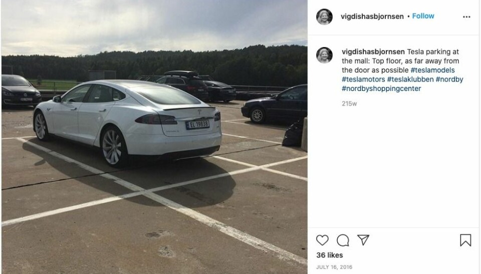 UNNA FARE: Vigdis er blant dem som gjerne parkerer Teslaen litt unna det mest trafikkerte området på kjøpesenteret.