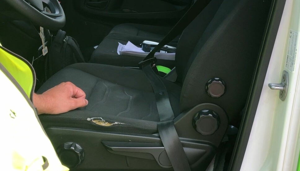 ADVARER: Yrkessjåførene setter seg rett og slett på beltet som skal være rundt hofta.