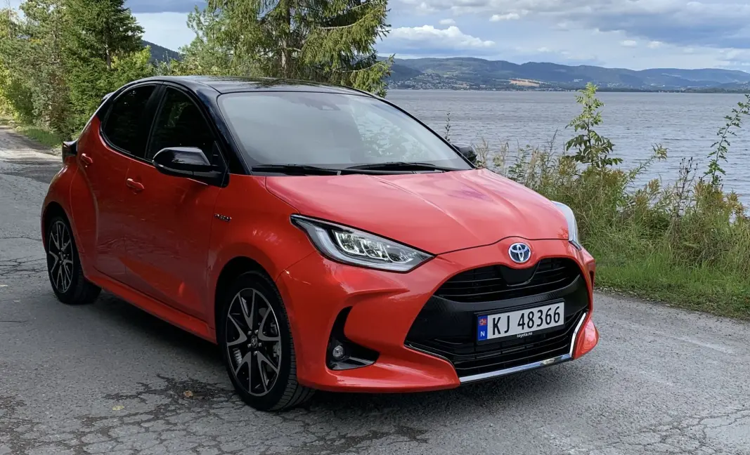 DYNAMISK OG BESTEMT: Toyota har gått for en fremoverrettet og sporty look på nye Yaris. DYNAMISK OG BESTEMT: Toyota har gått for en fremoverrettet og sporty look på nye Yaris.
