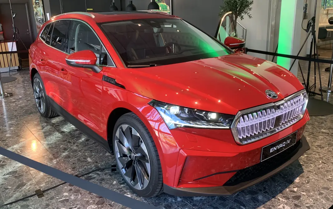 EN GILD FARGE: Denne Velvet Red-fargen koster 9200 kroner med moms på en Kodiaq og 10.900 kroner på en momsfri Enyaq. EN GILD FARGE: Denne Velvet Red-fargen koster 9200 kroner med moms på en Kodiaq og 10.900 kroner på en momsfri Enyaq.