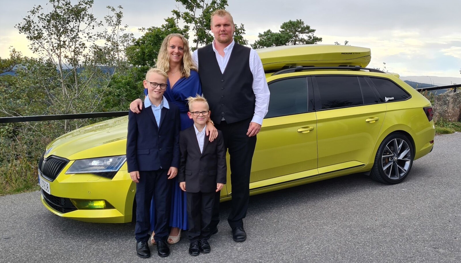 <b>VI ER FEM: </b>Hva kjører mannen (og familien hans) som er blant ildsjelene i Skoda Klubb Norge på Facebook? Nicco Halstvedt, kona Therese og guttene Jacob og Sander går for gul(l) når det gjelder familiejuvelen Skoda Superb. <b>VI ER FEM: </b>Hva kjører mannen (og familien hans) som er blant ildsjelene i Skoda Klubb Norge på Facebook? Nicco Halstvedt, kona Therese og guttene Jacob og Sander går for gul(l) når det gjelder familiejuvelen Skoda Superb.