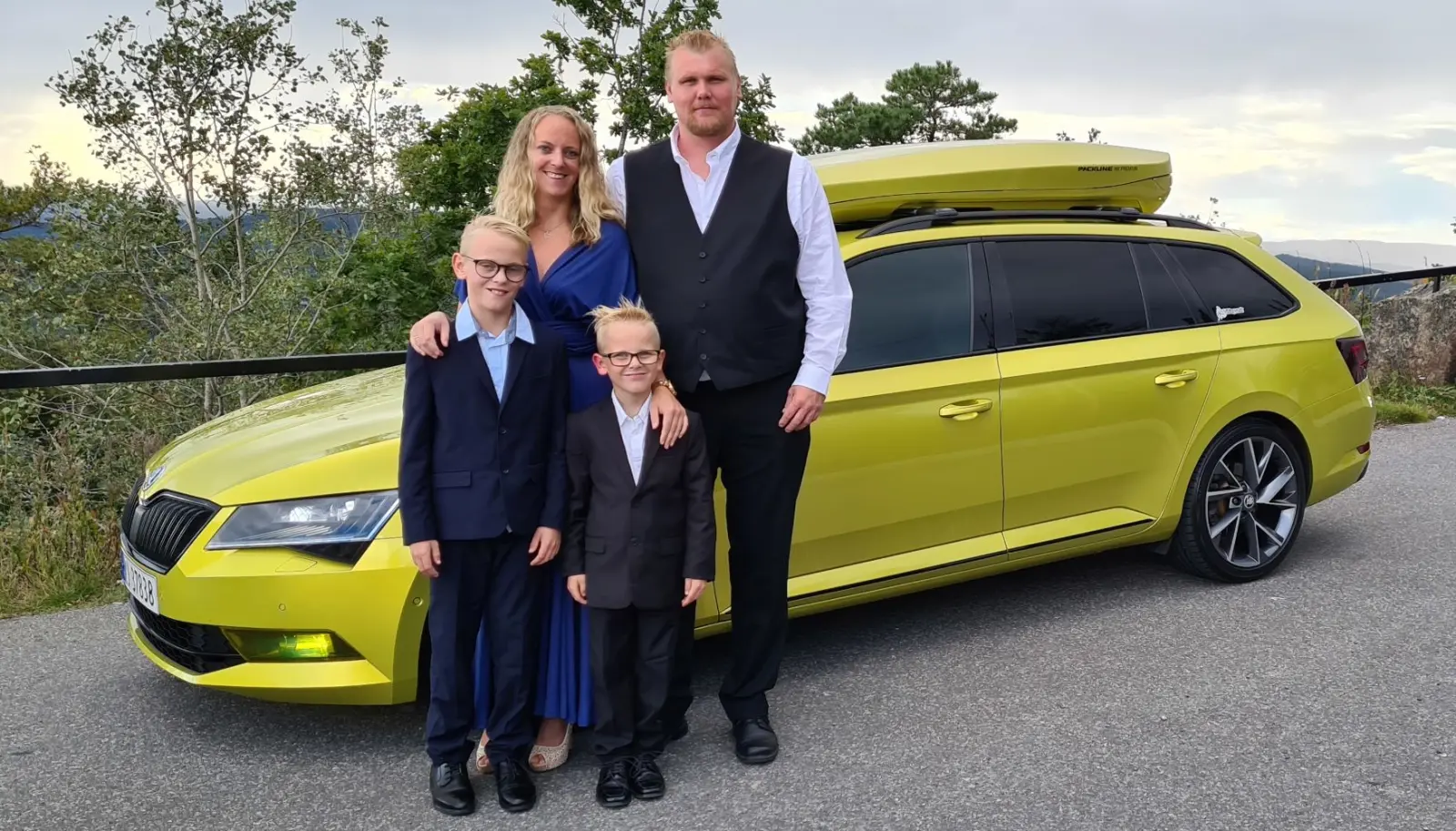 <b>VI ER FEM: </b>Hva kjører mannen (og familien hans) som er blant ildsjelene i Skoda Klubb Norge på Facebook? Nicco Halstvedt, kona Therese og guttene Jacob og Sander går for gul(l) når det gjelder familiejuvelen Skoda Superb. <b>VI ER FEM: </b>Hva kjører mannen (og familien hans) som er blant ildsjelene i Skoda Klubb Norge på Facebook? Nicco Halstvedt, kona Therese og guttene Jacob og Sander går for gul(l) når det gjelder familiejuvelen Skoda Superb.