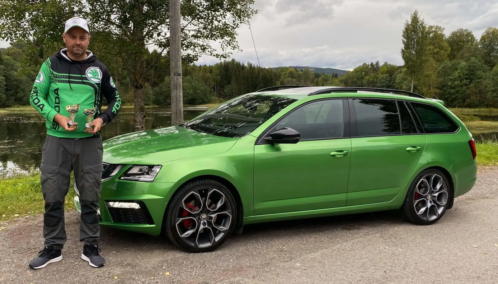 <b>MED ALT AV UTSTYR: </b>Thomas Nielsen har hendene fulle med å holde pokalene han vant under Skoda-klubbens sommertreff på Vegmuseet i Lillehammer, og synes mange andre utstilte Skodaer også hadde fortjent å vinne. <b>MED ALT AV UTSTYR: </b>Thomas Nielsen har hendene fulle med å holde pokalene han vant under Skoda-klubbens sommertreff på Vegmuseet i Lillehammer, og synes mange andre utstilte Skodaer også hadde fortjent å vinne.