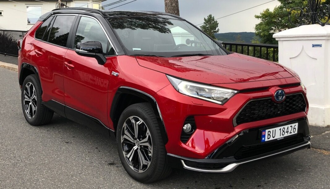 LADBAR: Toyota RAV4 er blitt ladbar – og merkbart bedre. LADBAR: Toyota RAV4 er blitt ladbar – og merkbart bedre.