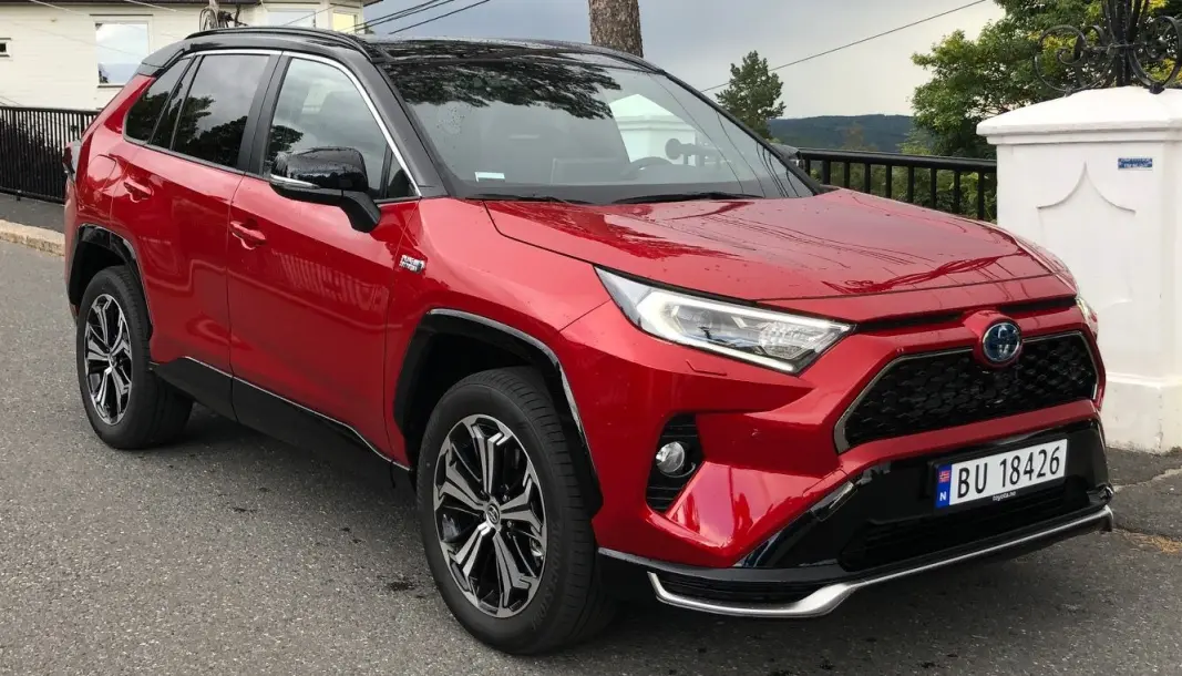 LADBAR: Toyota RAV4 er blitt ladbar – og merkbart bedre. LADBAR: Toyota RAV4 er blitt ladbar – og merkbart bedre.