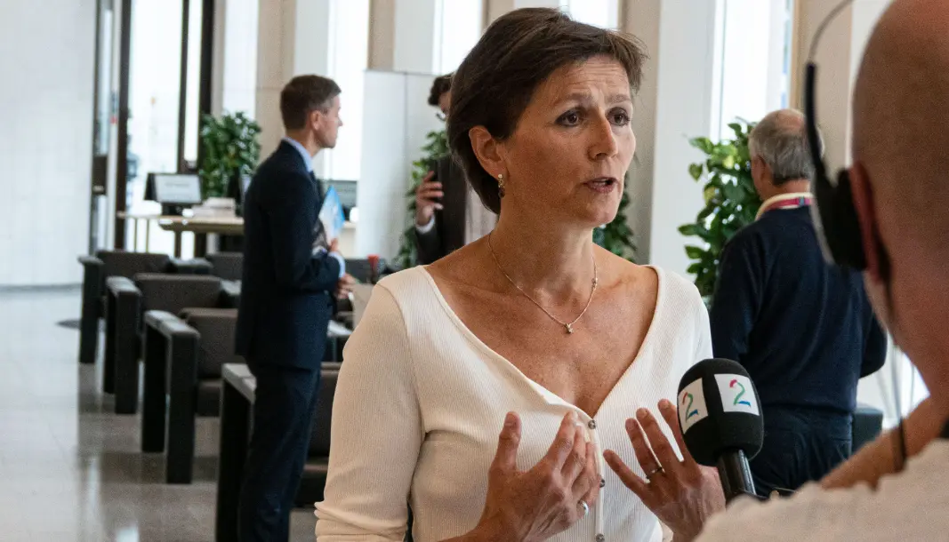 ALLE SKAL MED: Utvalgsleder Annegrete Bruvoll anbefaler Knut Arild Hareide (bak) å fjerne elbilfordelene i bomringene. ALLE SKAL MED: Utvalgsleder Annegrete Bruvoll anbefaler Knut Arild Hareide (bak) å fjerne elbilfordelene i bomringene.