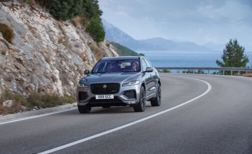 Jaguar oppgraderer ny SUV til ladehybrid