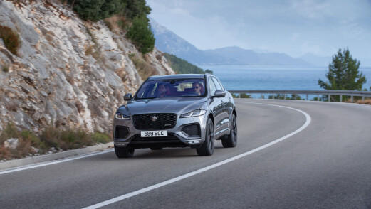 Jaguar oppgraderer ny SUV til ladehybrid