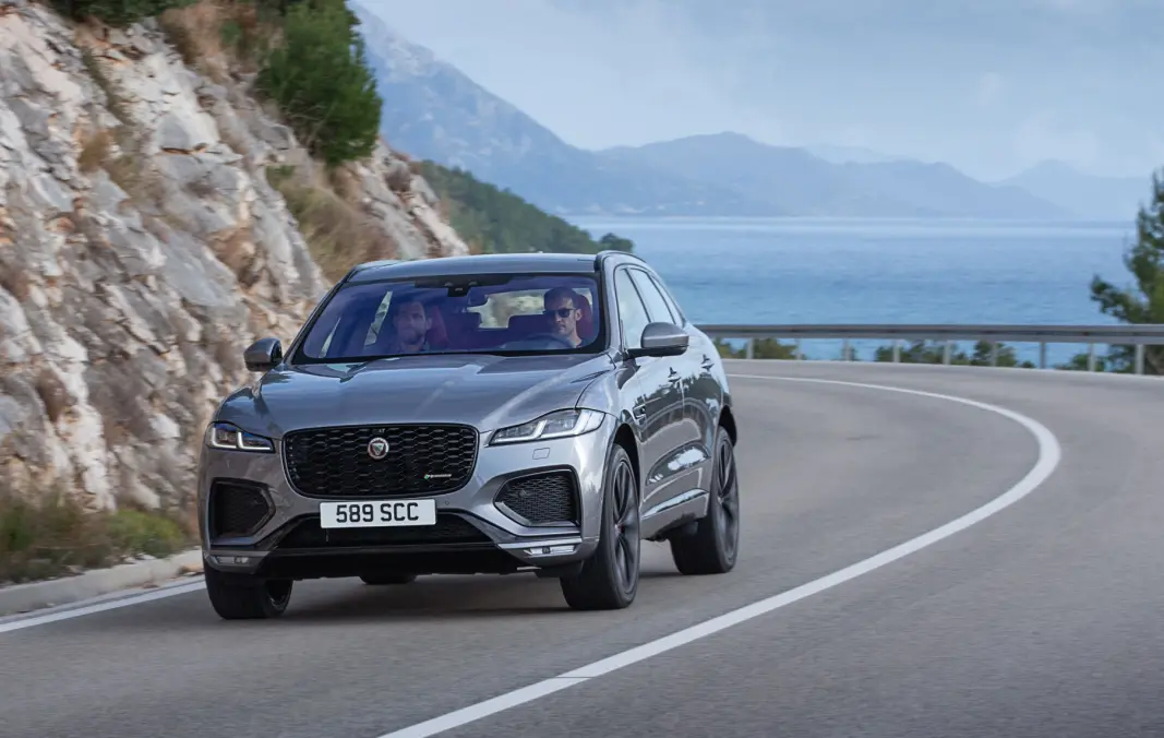 ELEKTRIFISERT: Jaguar F-Pace P400e heter den nye ladbare SUV-en fra den britiske produsenten. ELEKTRIFISERT: Jaguar F-Pace P400e heter den nye ladbare SUV-en fra den britiske produsenten.