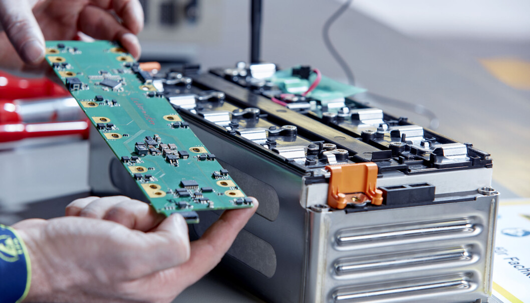 INTENS FORSKNING: Mercedes introduserer nå faststoffbatterier i en buss som skal i produksjon. (Bildet viser et NMC-litiumion-batteri). INTENS FORSKNING: Mercedes introduserer nå faststoffbatterier i en buss som skal i produksjon. (Bildet viser et NMC-litiumion-batteri).