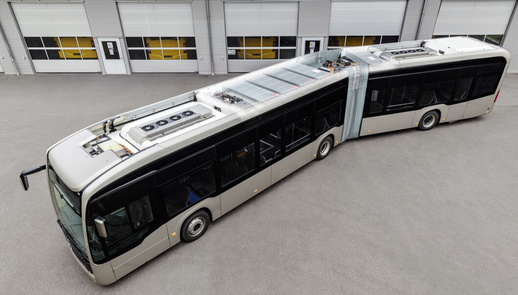 <b>FØRST MED FAST:</b> Dette er bussen eCitaro G, leddbussen som får de nye faststoffbatteriene. Den ommer i salg mot slutten av året. <b>FØRST MED FAST:</b> Dette er bussen eCitaro G, leddbussen som får de nye faststoffbatteriene. Den ommer i salg mot slutten av året.