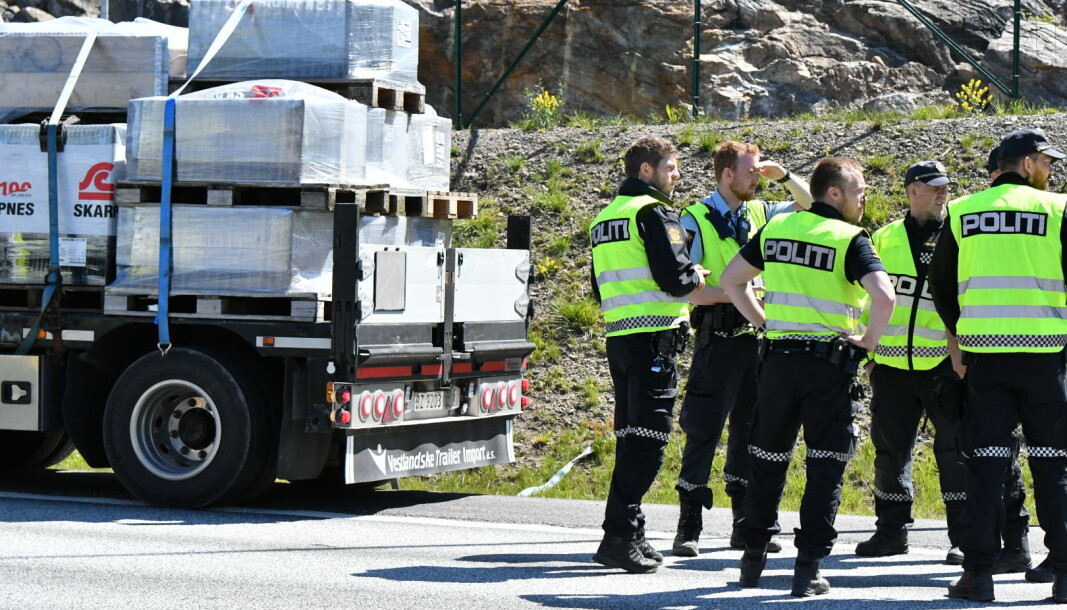 I VEIBANEN: Veiskulderen er så smal at deler av vogntoget måtte stå i veibanen. Her er politiet på åstedet etter dødsulykken. I VEIBANEN: Veiskulderen er så smal at deler av vogntoget måtte stå i veibanen. Her er politiet på åstedet etter dødsulykken.
