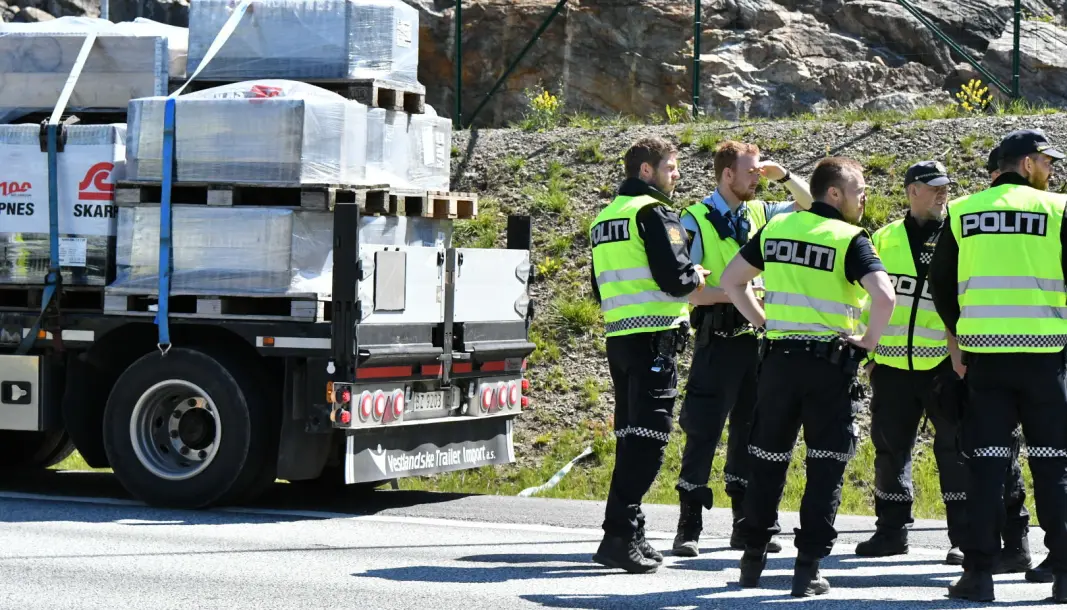 I VEIBANEN: Veiskulderen er så smal at deler av vogntoget måtte stå i veibanen. Her er politiet på åstedet etter dødsulykken. I VEIBANEN: Veiskulderen er så smal at deler av vogntoget måtte stå i veibanen. Her er politiet på åstedet etter dødsulykken.