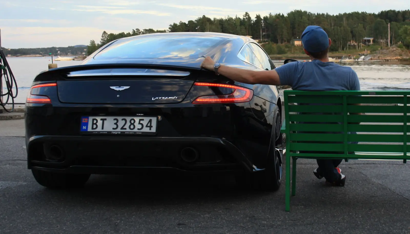 <b>EVIG DIN:
</b>På dagtid jobber Claus Phillip Resberg med båtfolk gjennom egen bedrift, Olsen Marina i Skjeberg i Østfold: på fritiden seiler han helst avgårde i Aston Martin og enkelte andre sportsbiler. <b>EVIG DIN:
</b>På dagtid jobber Claus Phillip Resberg med båtfolk gjennom egen bedrift, Olsen Marina i Skjeberg i Østfold: på fritiden seiler han helst avgårde i Aston Martin og enkelte andre sportsbiler.