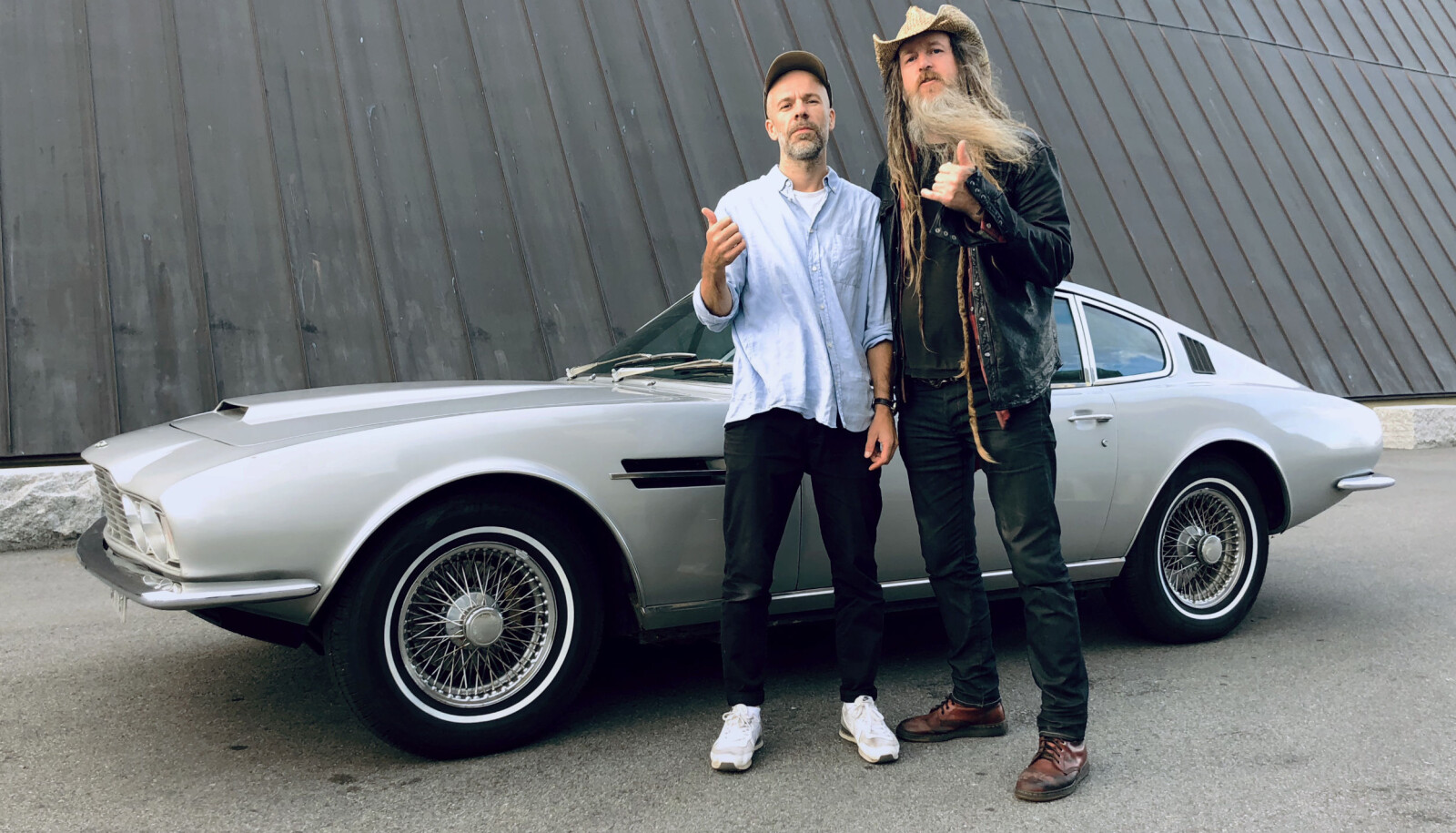 <b>FRITENKERE:</b> Kimm Saatvedt i Oslo fotograferer og ratter Aston Martin på rundturer i Norge med gode venner, som også kjører klassiske sportsbiler. Her i selskap med Magnus Walker (t.h.) foran en DBS 1969-modell. <b>FRITENKERE:</b> Kimm Saatvedt i Oslo fotograferer og ratter Aston Martin på rundturer i Norge med gode venner, som også kjører klassiske sportsbiler. Her i selskap med Magnus Walker (t.h.) foran en DBS 1969-modell.