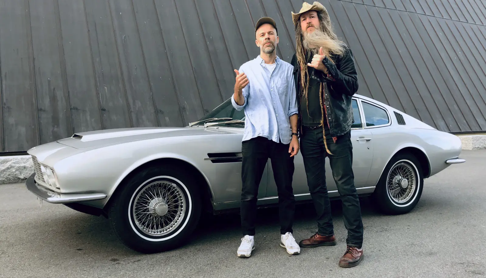 <b>FRITENKERE:</b> Kimm Saatvedt i Oslo fotograferer og ratter Aston Martin på rundturer i Norge med gode venner, som også kjører klassiske sportsbiler. Her i selskap med Magnus Walker (t.h.) foran en DBS 1969-modell. <b>FRITENKERE:</b> Kimm Saatvedt i Oslo fotograferer og ratter Aston Martin på rundturer i Norge med gode venner, som også kjører klassiske sportsbiler. Her i selskap med Magnus Walker (t.h.) foran en DBS 1969-modell.