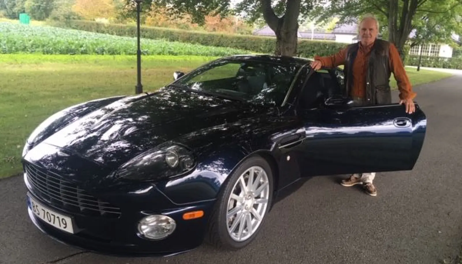 <b>EN AV TO: </b>Morten Hoel har «badet» i Aston Martin siden han på 1970-tallet hadde minst én norsk skipsreder på kundelista gjennom eget bilverksted, West Motor. Vanquish S er én av to Aston Hoel nå har i garasjen. <b>EN AV TO: </b>Morten Hoel har «badet» i Aston Martin siden han på 1970-tallet hadde minst én norsk skipsreder på kundelista gjennom eget bilverksted, West Motor. Vanquish S er én av to Aston Hoel nå har i garasjen.
