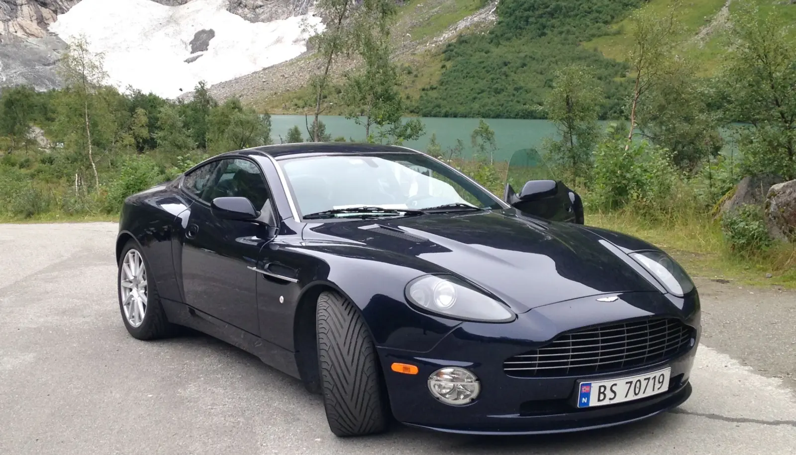 <b>HEIMEBANE: </b>Morten Hoel mener Aston Martin passer godt på norske veier. Denne er en av flere han har eid. <b>HEIMEBANE: </b>Morten Hoel mener Aston Martin passer godt på norske veier. Denne er en av flere han har eid.