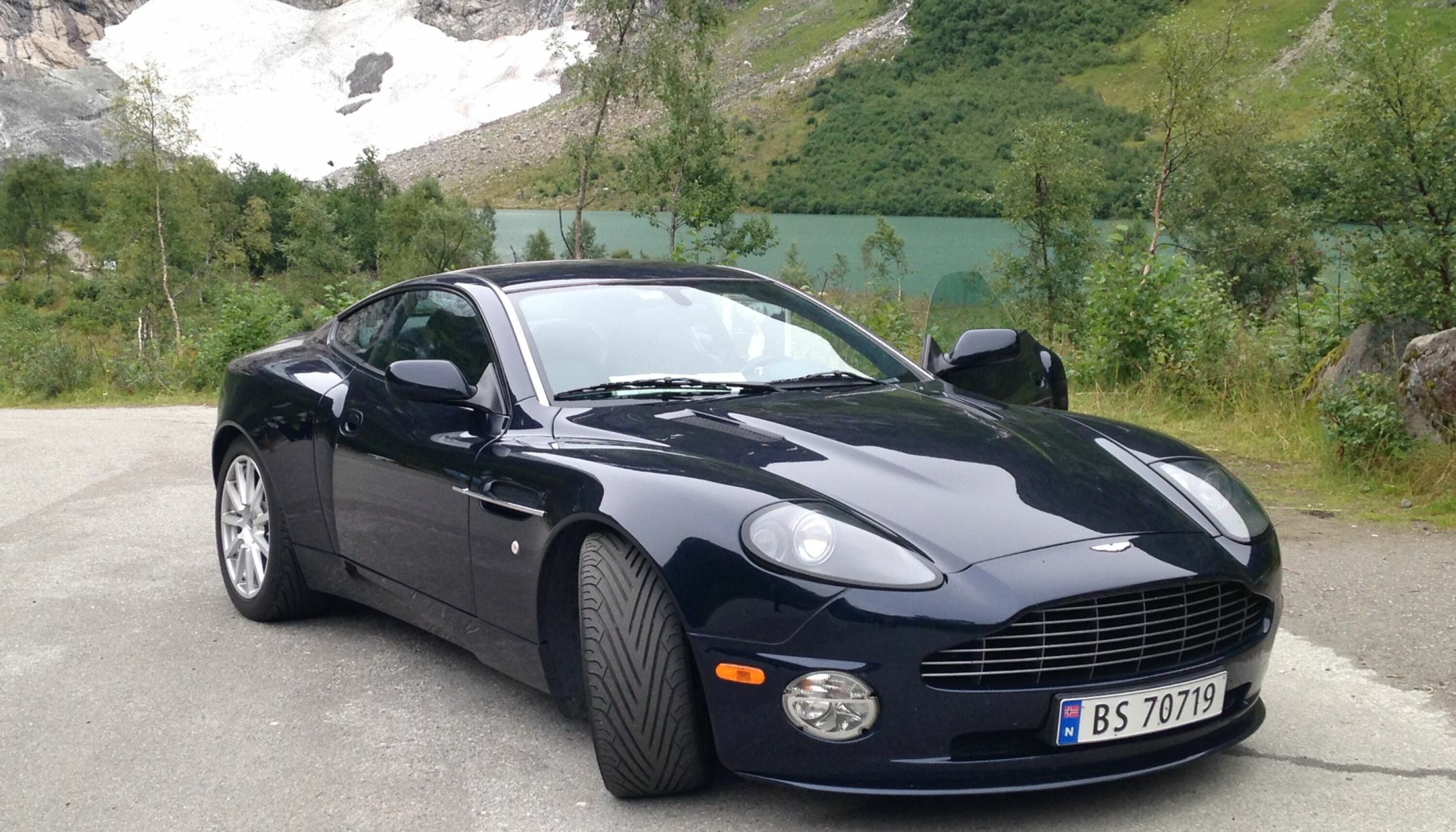 HEIMEBANE: Morten Hoel mener Aston Martin passer godt på norske veier. Denne er en av flere han har eid.