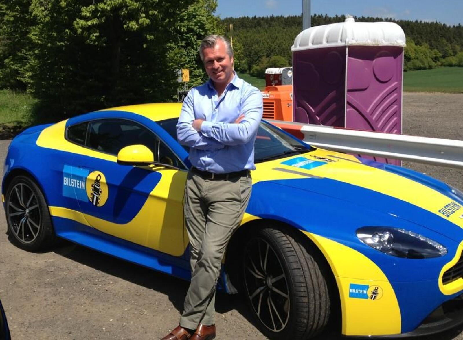 <b>HELT BOND: </b>– Kundene våre kjøper neppe Aston Martin for å leke at de er James Bond, ler Thomas Øvreseth. <b>HELT BOND: </b>– Kundene våre kjøper neppe Aston Martin for å leke at de er James Bond, ler Thomas Øvreseth.