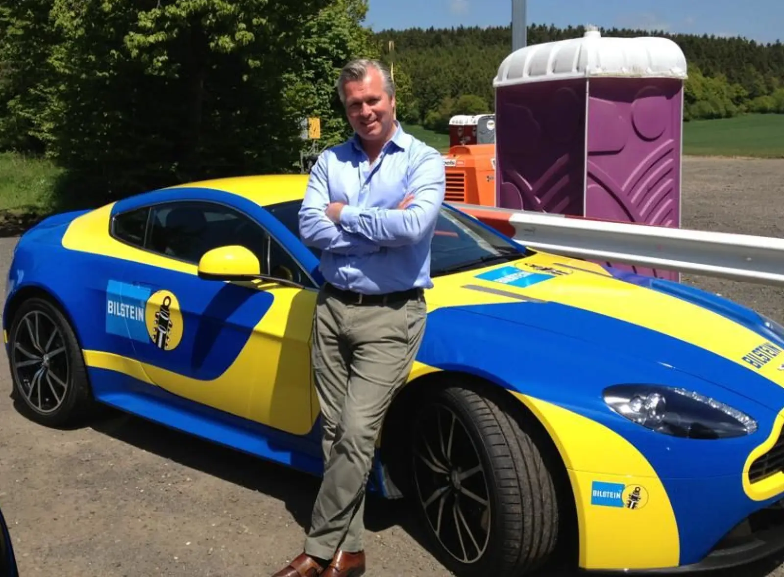 <b>HELT BOND: </b>– Kundene våre kjøper neppe Aston Martin for å leke at de er James Bond, ler Thomas Øvreseth. <b>HELT BOND: </b>– Kundene våre kjøper neppe Aston Martin for å leke at de er James Bond, ler Thomas Øvreseth.