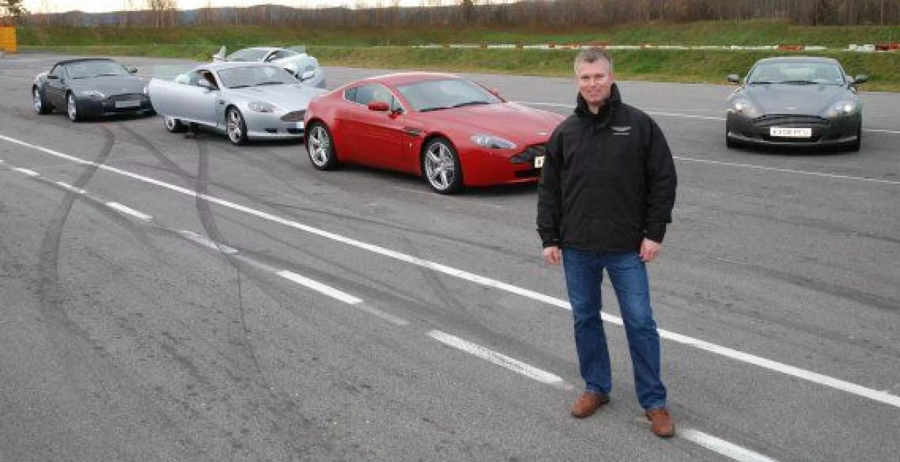 PÅ BANEN: Aston-forhandler Thomas Øvreseth har deltatt på utallige «track days» – baneløp ved Aston Martin-fabrikken i England – med og uten norske kunder.