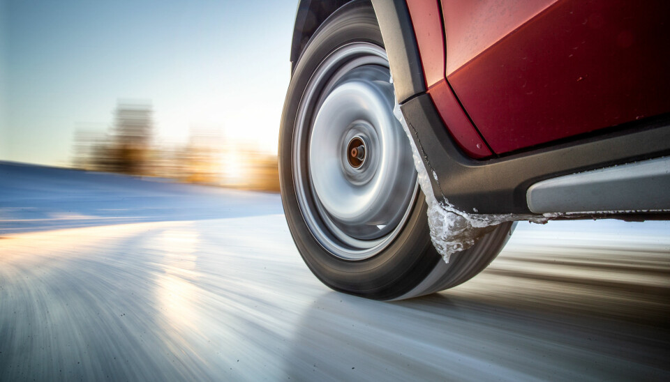 SITTER ALT SOM DET SKAL? Vinterdekket må ha godt grep – og hjulet må være godt festet til bilen.