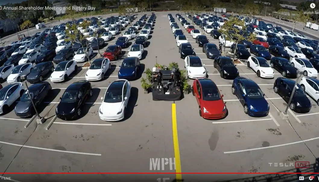 <b>LYDHØR FORSAMLING:</b> Nær 300 Model 3 stod oppstilt foran scenen på «Batteridagen». <b>LYDHØR FORSAMLING:</b> Nær 300 Model 3 stod oppstilt foran scenen på «Batteridagen».