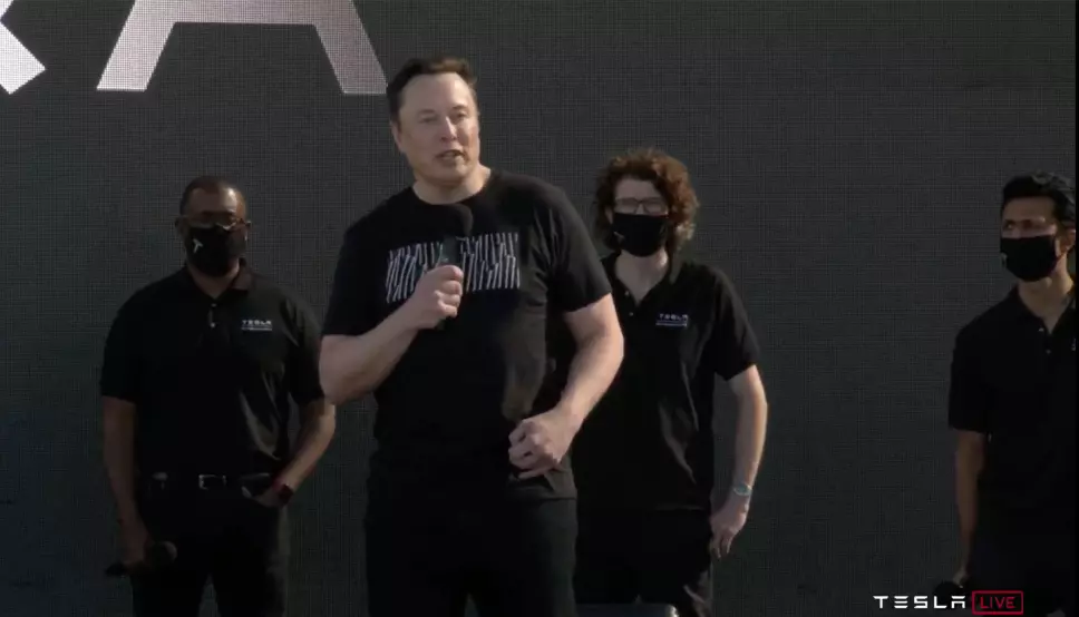 BEDRE OG BILLIGERE: Tesla-sjef Elon Musk under «Batteridagen» i Palo Alto i natt.