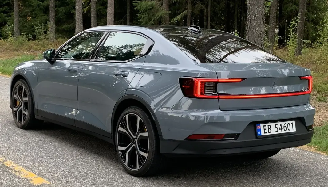 DRAMATISK: Polestar gransker omstendighetene etter det man trodde var røykutvikling fra en helt ny Polestar 2. DRAMATISK: Polestar gransker omstendighetene etter det man trodde var røykutvikling fra en helt ny Polestar 2.