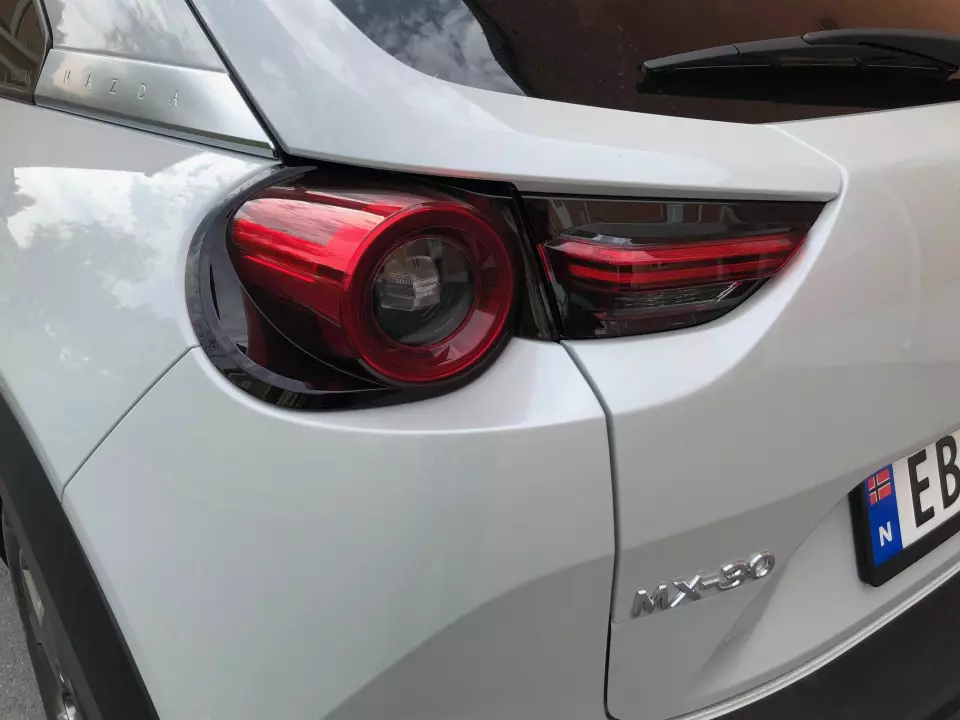 DETALJER: I lykter og lyssignatur ser man Mazdas ønske om å krydre bilene med fine detaljer.