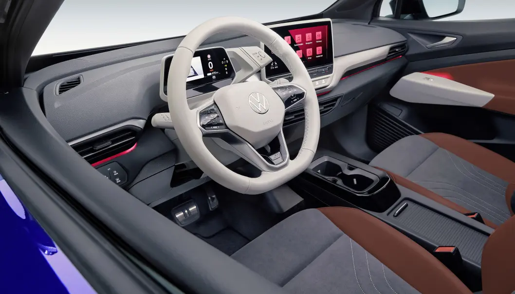 <span class=" font-weight-bold" data-lab-font_weight_desktop="font-weight-bold">LIK ID.3:</span> Interiøret i ID.4 likner det vi kjenner fra ID.3, og skiller seg kraftig fra teknisk nærmest identiske Skoda Enyaq. Her er interiøret i versjonen 1ST. <span class=" font-weight-bold" data-lab-font_weight_desktop="font-weight-bold">LIK ID.3:</span> Interiøret i ID.4 likner det vi kjenner fra ID.3, og skiller seg kraftig fra teknisk nærmest identiske Skoda Enyaq. Her er interiøret i versjonen 1ST.